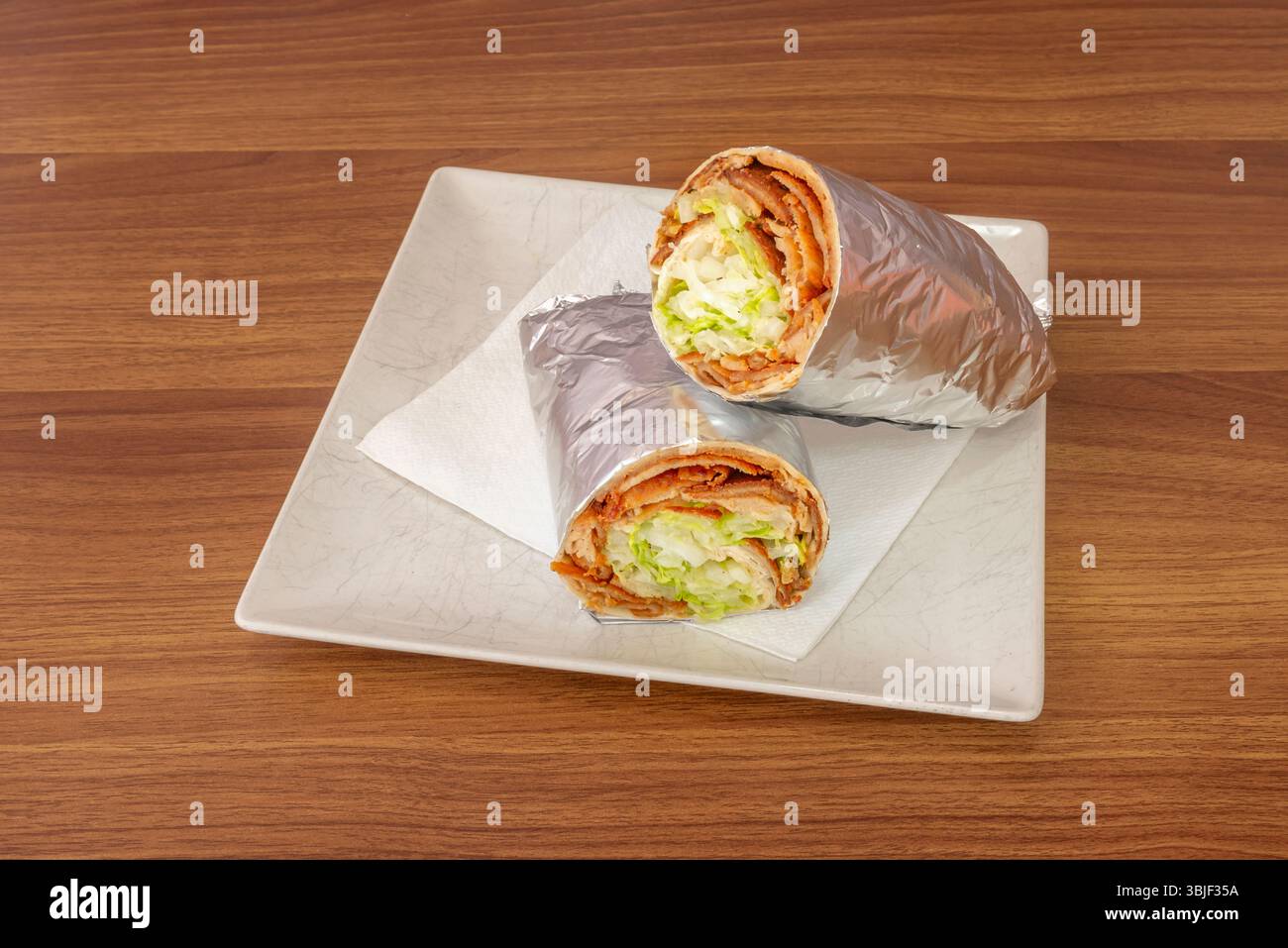 I negozi di kebab sono spesso centri sociali, specialmente di notte, dove si riuniscono persone di diversa provenienza. Foto Stock