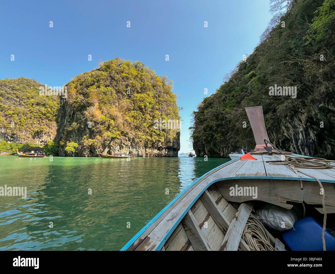 Una barca a coda lunga in una laguna di un'isola nel Mare delle Andamane vicino a Krabi, Thailandia Foto Stock