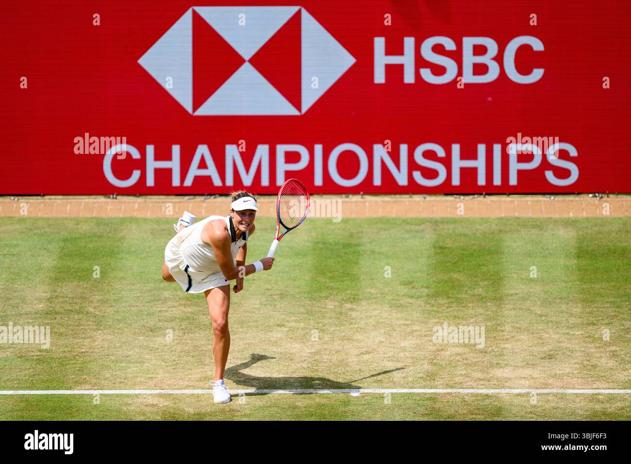 LONDRA, REGNO UNITO 15 giugno: Tatjana Maria (GER) in azione durante WTA 500 Single Final Amanda Anisimova (USA) vs Tatjana Maria (GER) il giorno 7 dei campionati HSBC 2025 al Queen's Club domenica 15 giugno 2025 a LONDRA, REGNO UNITO. Crediti: Taka Wu/Alamy Live News Foto Stock