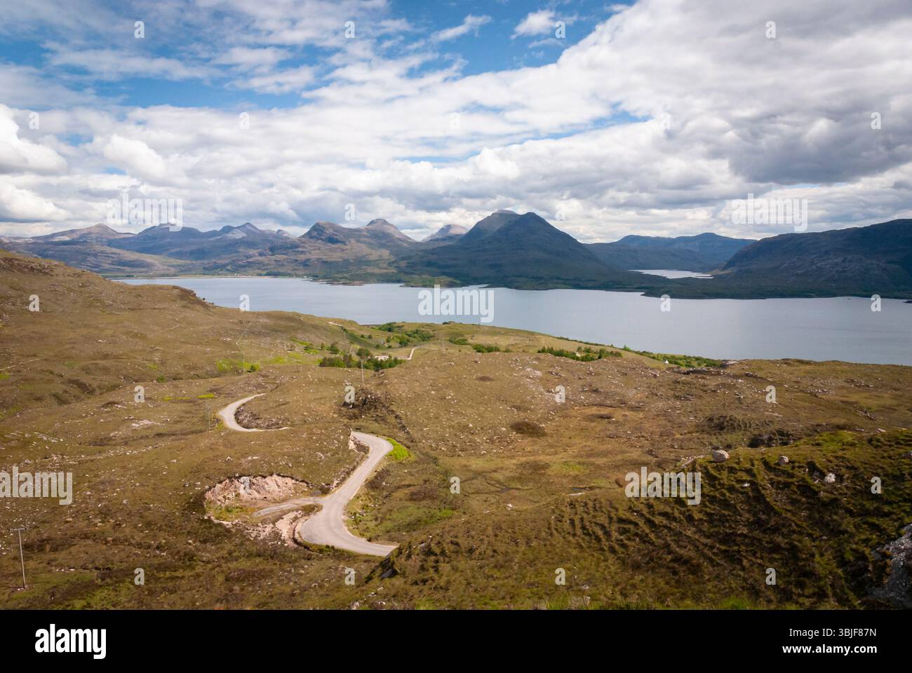 Un'immagine HDR estiva che guarda in basso sull'Upper Loch Torridon e Beinn Damh da Bealach na Gaoithe negli altopiani nord-occidentali della Scozia. 8 giugno 2009 Foto Stock