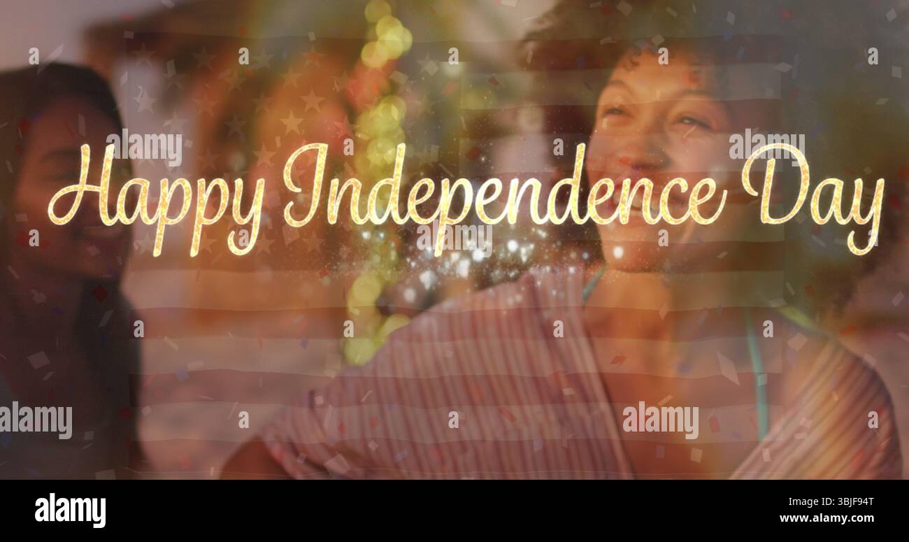 Celebrazione di una donna in un patio decorato con luci decorative e sovrapposizioni per l'Happy Independence Day Foto Stock