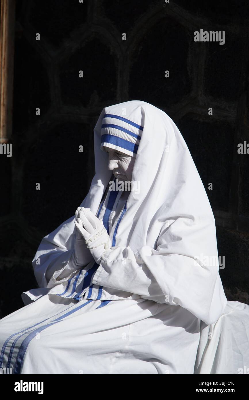 Una suora che prega per la fede, prega per la liberazione e il futuro; nel caldo sole della spagna Foto Stock