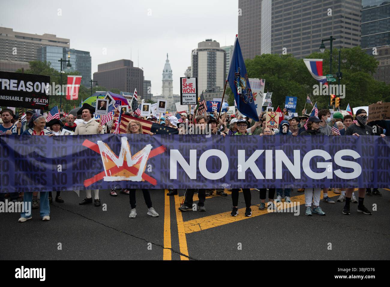 Philadelphia, Pennsylvania, Stati Uniti. 14 giugno 2025, circa 80.000 manifestanti si sono riuniti a Filadelfia per una protesta "No Kings", una delle 2.000 in tutto il paese. Milioni di americani a livello nazionale hanno condannato il continuo superamento del potere esecutivo del presidente Donald Trump. Crediti: Diego Montoya/Alamy Live News Foto Stock