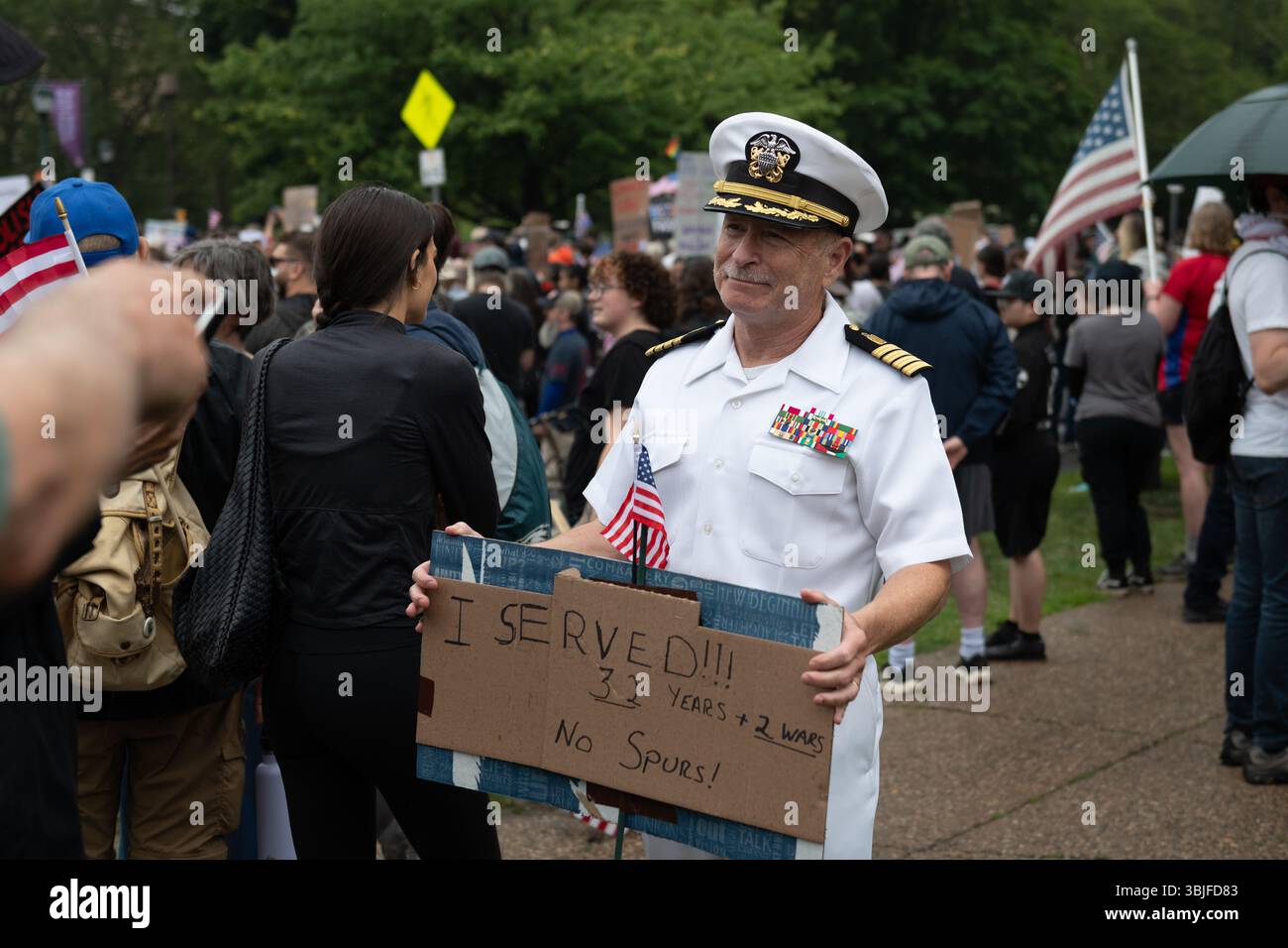 Philadelphia, Pennsylvania, Stati Uniti. 14 giugno 2025, circa 80.000 manifestanti si sono riuniti a Filadelfia per una protesta "No Kings", una delle 2.000 in tutto il paese. Milioni di americani a livello nazionale hanno condannato il continuo superamento del potere esecutivo del presidente Donald Trump. Crediti: Diego Montoya/Alamy Live News Foto Stock