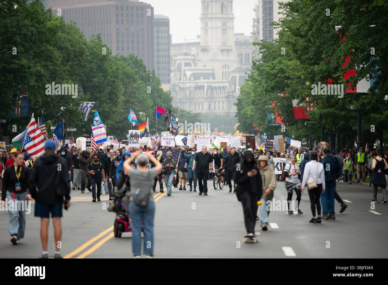 Philadelphia, Pennsylvania, Stati Uniti. 14 giugno 2025, circa 80.000 manifestanti si sono riuniti a Filadelfia per una protesta "No Kings", una delle 2.000 in tutto il paese. Milioni di americani a livello nazionale hanno condannato il continuo superamento del potere esecutivo del presidente Donald Trump. Crediti: Diego Montoya/Alamy Live News Foto Stock