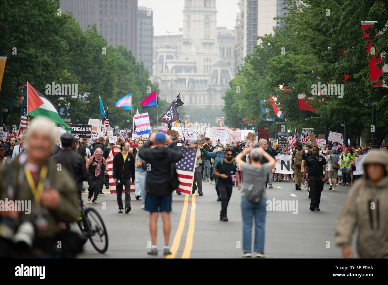 Philadelphia, Pennsylvania, Stati Uniti. 14 giugno 2025, circa 80.000 manifestanti si sono riuniti a Filadelfia per una protesta "No Kings", una delle 2.000 in tutto il paese. Milioni di americani a livello nazionale hanno condannato il continuo superamento del potere esecutivo del presidente Donald Trump. Crediti: Diego Montoya/Alamy Live News Foto Stock