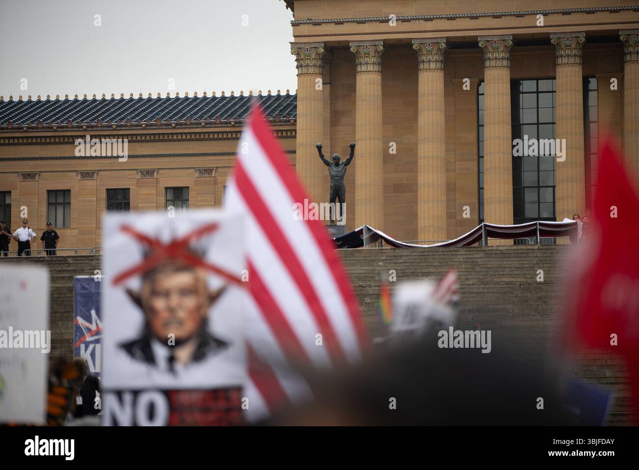 Philadelphia, Pennsylvania, Stati Uniti. 14 giugno 2025, circa 80.000 manifestanti si sono riuniti a Filadelfia per una protesta "No Kings", una delle 2.000 in tutto il paese. Milioni di americani a livello nazionale hanno condannato il continuo superamento del potere esecutivo del presidente Donald Trump. Crediti: Diego Montoya/Alamy Live News Foto Stock