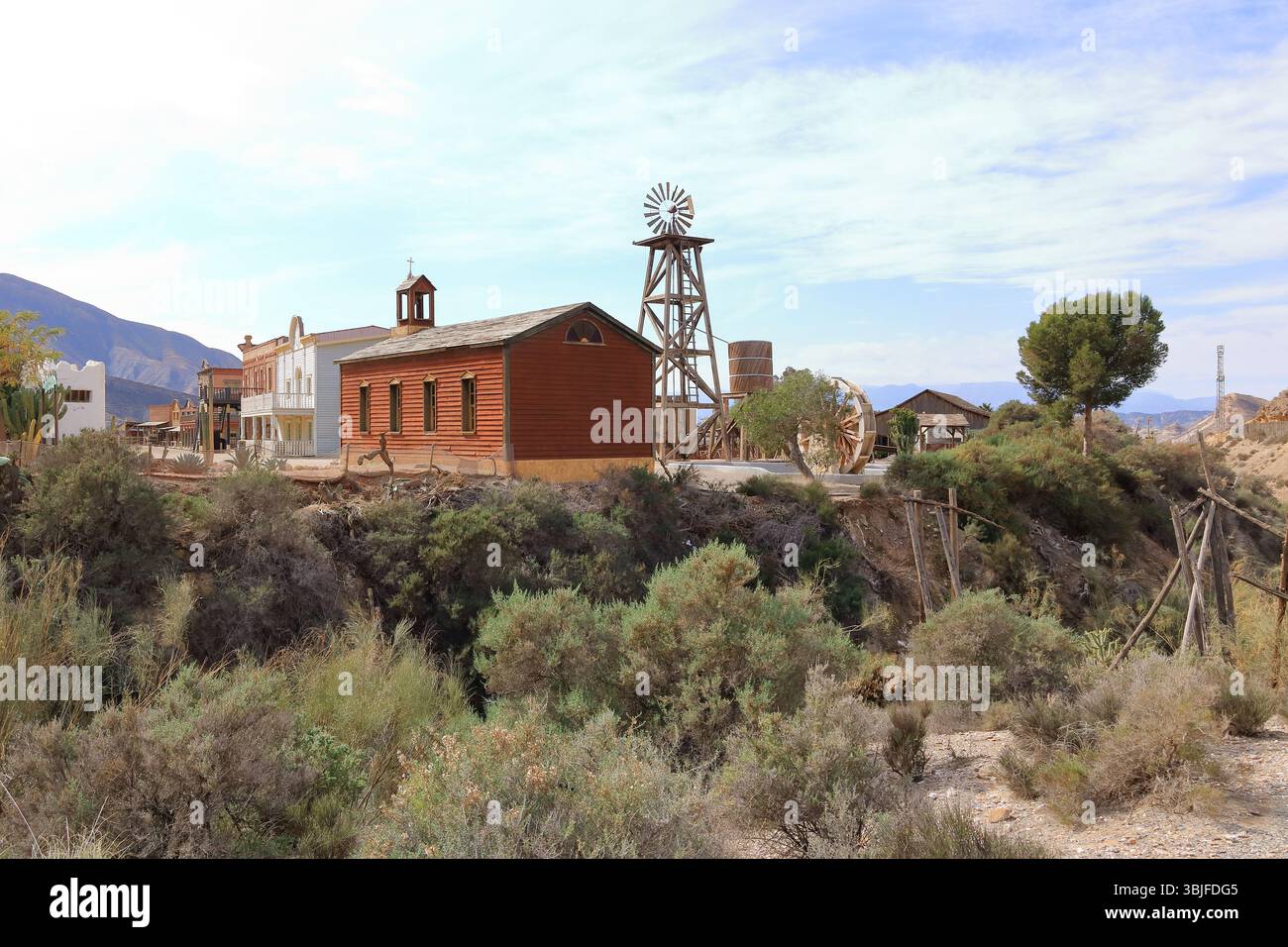 Una vista di case in stile occidentale ambientate per film, mini hollywood nel mezzo del deserto, a Tabernas, Almeria, Andalusia, Spagna Foto Stock