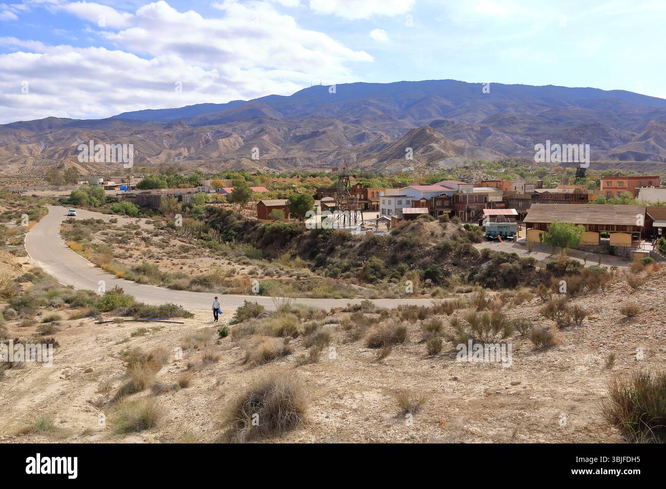Una vista di case in stile occidentale ambientate per film, mini hollywood nel mezzo del deserto, a Tabernas, Almeria, Andalusia, Spagna Foto Stock