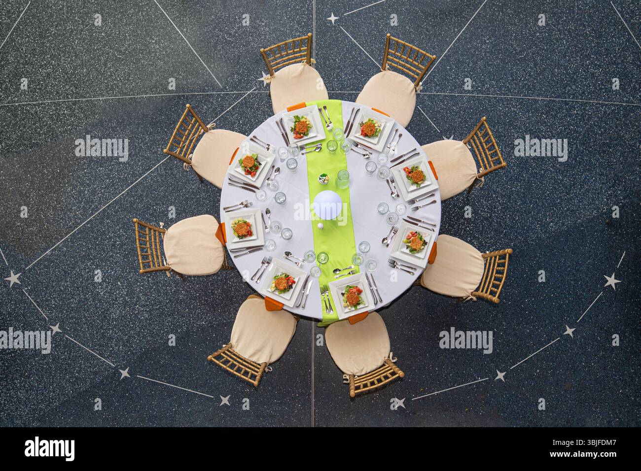 Vista aerea del tavolo da banchetto dall'alto prima dell'evento, Baltimore Maryland USA Foto Stock