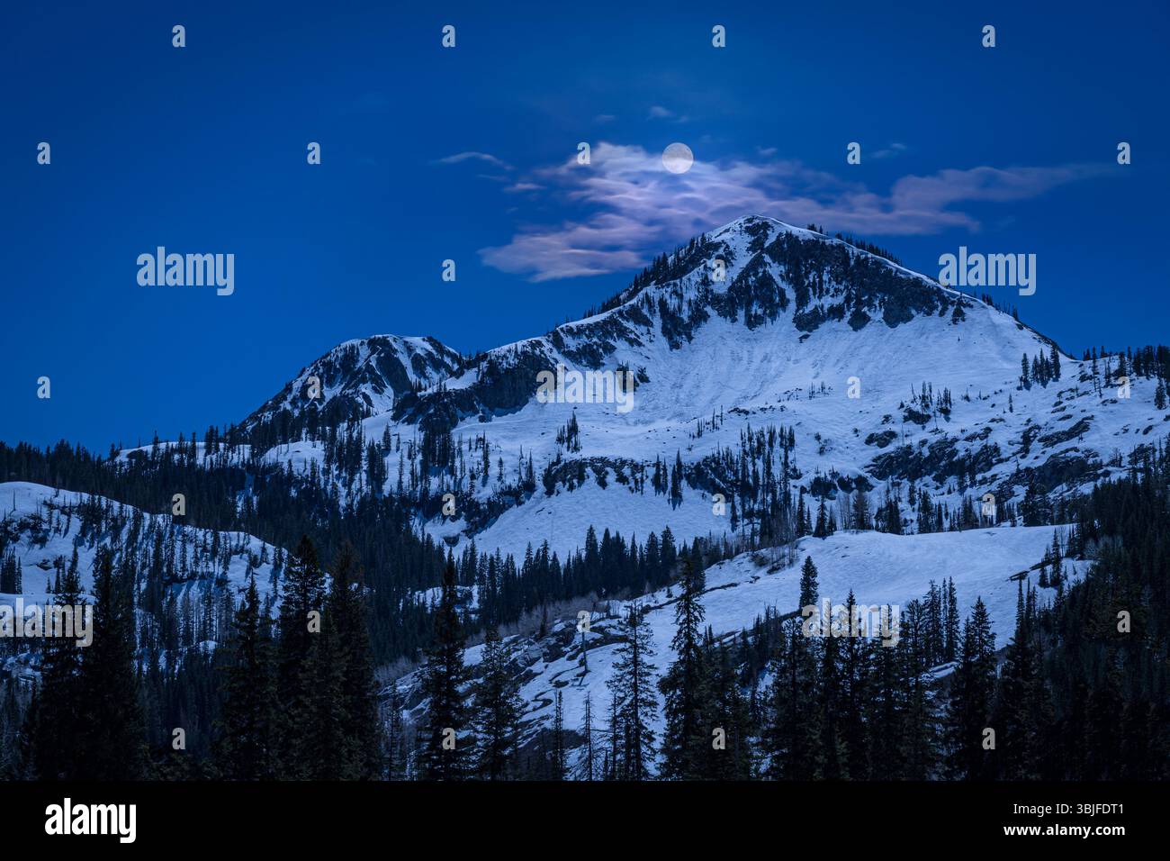 Monte Aire con la luna di notte nelle Montagne Rocciose americane vicino a Salt Lake City, Utah USA Foto Stock