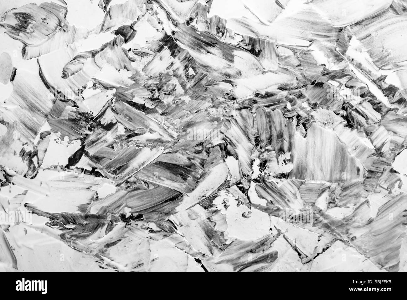 Pasta di mastice mescolata con inchiostro nero, dettagli astratti ravvicinati di colpi di spatola su restauro stucco, sfondo Foto Stock