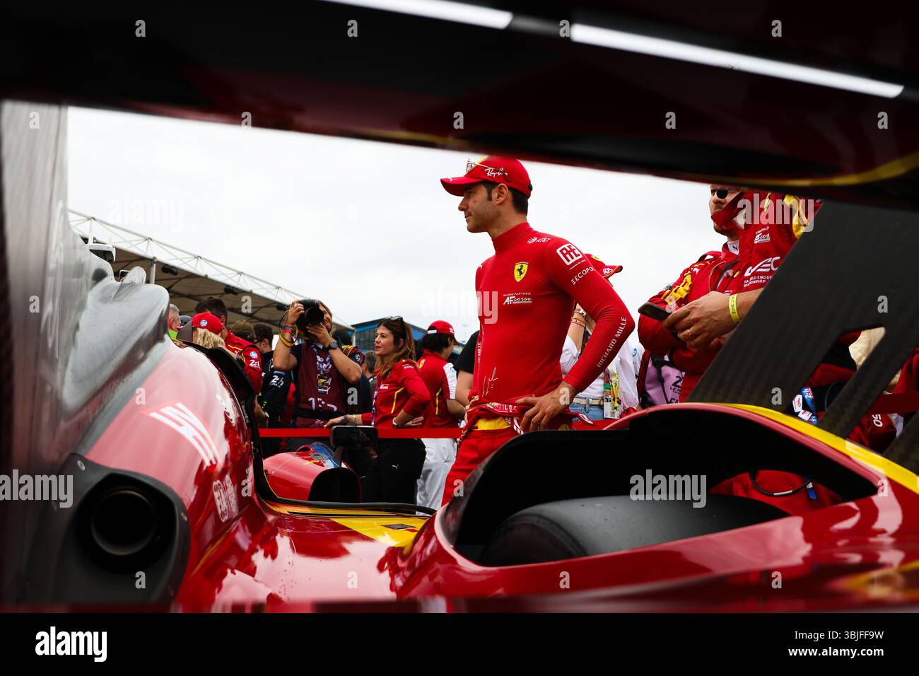Le Mans, Francia. 14 giugno 2025, le Mans, Pays De la Loire, Francia: Ferrari AF Corse #50 MIGUEL MOLINA (ESP) in piedi accanto alla vettura in griglia durante la sfilata del FIA World Endurance Championship, WEC 24 ore di le Mans 2025 al Circuit de la Sarthe di le Mans, Francia, il 14 giugno 2025. (Immagine di credito: © Wan Mikhail Roslan/ZUMA Press Wire) SOLO PER USO EDITORIALE! Non per USO commerciale! Crediti: ZUMA Press, Inc./Alamy Live News Foto Stock Le Mans, Francia. 14 giugno 2025, le Mans, Pays De la Loire, Francia: Ferrari AF Corse #50 MIGUEL MOLINA (ESP) in piedi accanto alla vettura in griglia durante la sfilata del FIA World Endurance Championship, WEC 24 ore di le Mans 2025 al Circuit de la Sarthe di le Mans, Francia, il 14 giugno 2025. (Immagine di credito: © Wan Mikhail Roslan/ZUMA Press Wire) SOLO PER USO EDITORIALE! Non per USO commerciale! Crediti: ZUMA Press, Inc./Alamy Live News Foto Stock