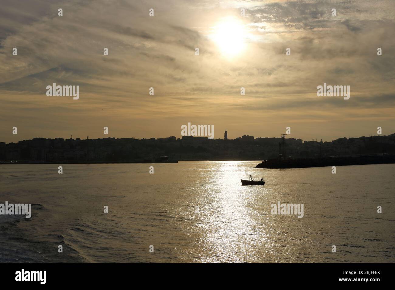 Una piccola barca da pesca nello stretto di Gibilterra tra Tarifa e Tangeri Foto Stock