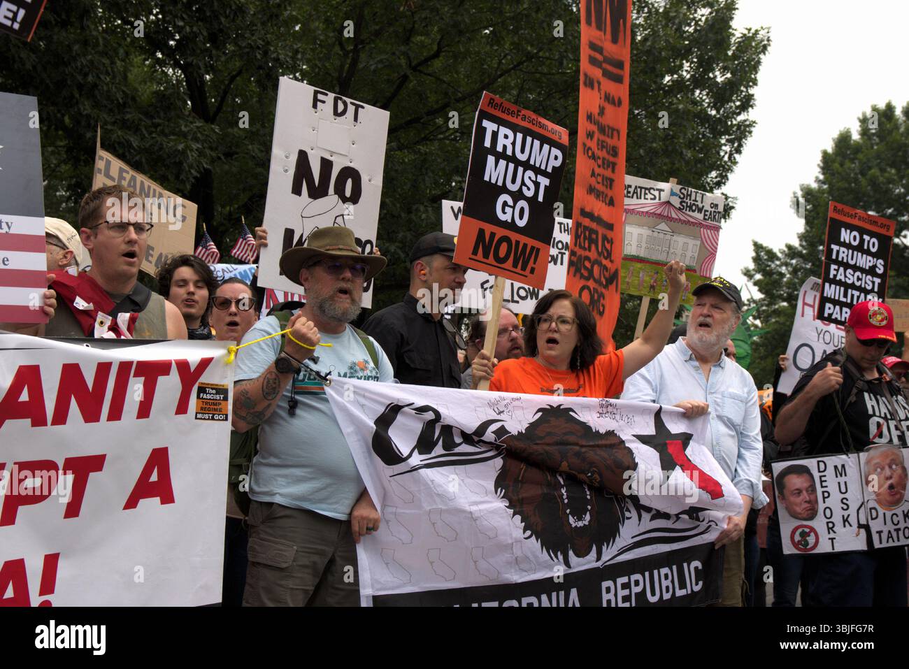 Sunsara Taylor dei comunisti rivoluzionari USA conduce una marcia dal Logan Circle a Lafayette Square a Washington DC. Foto Stock