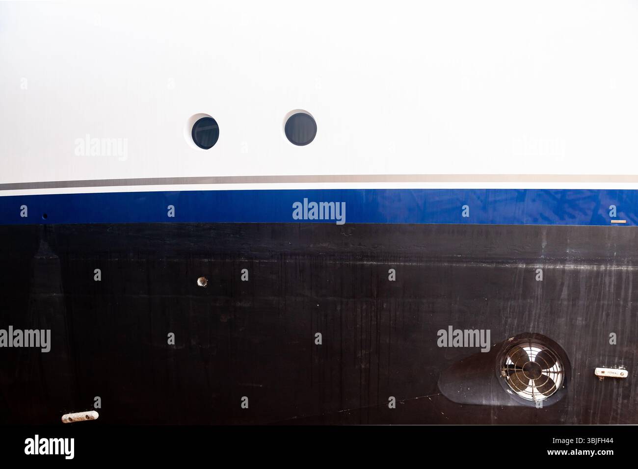 Elica di prua sullo scafo dello yacht con anodi di zinco e oblò. Foto Stock