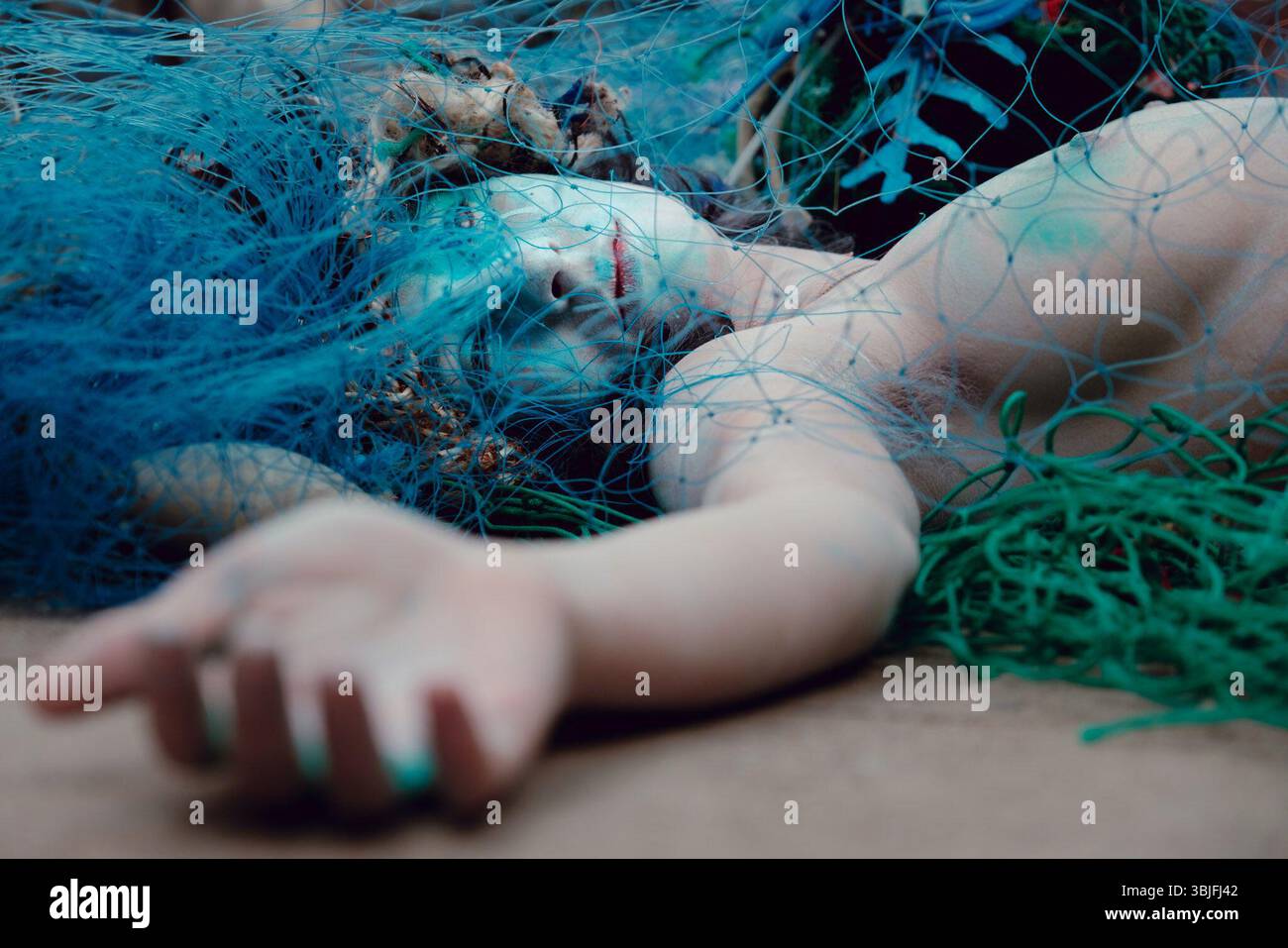 Londra, Regno Unito. 15 settembre 2021. Ocean Rebellion, un gruppo gemello di Extinction Rebellion, mette in scena un'azione teatrale fuori dal Department for Environment, Food and Rural Affairs (DEFRA), che si finge sirene morte catturate da reti da pesca per protestare contro la pesca a strascico, una tecnica di pesca che trascina le reti attraverso il letto dell'oceano distruggendo un ricco ambiente faunistico. Crediti: Joao Daniel Pereira/Alamy Live News Foto Stock