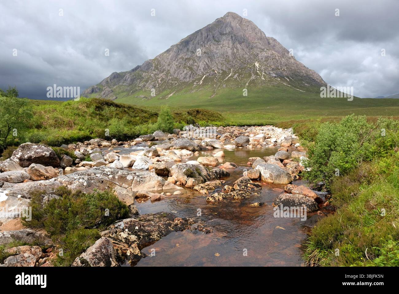 Buachaille Etive Mor e le cascate River Coupall, l'area di Glencoe in Scozia, Regno Unito. Foto Stock