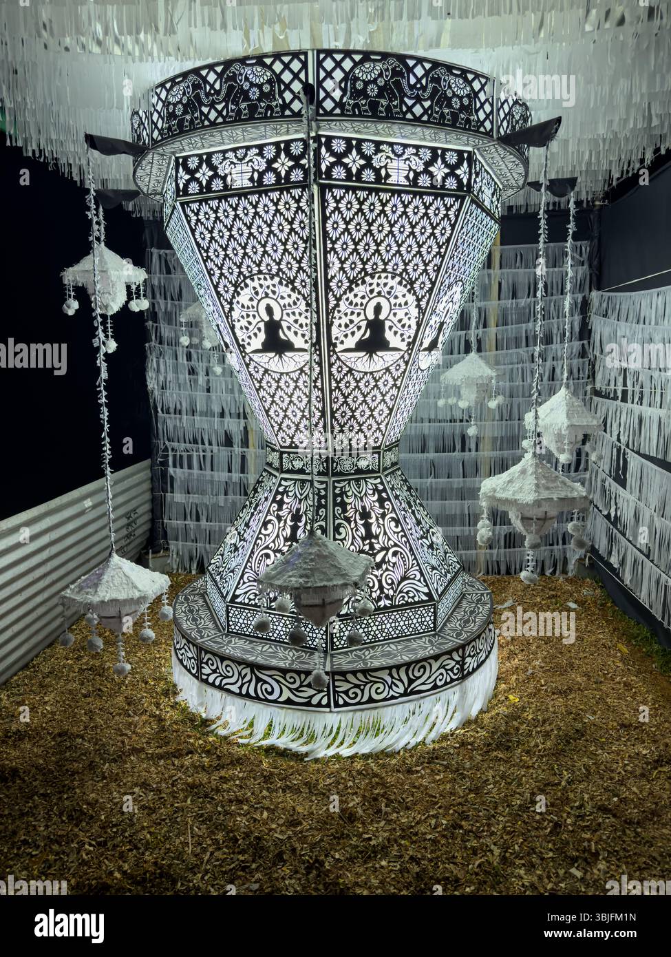 Lanterne Vesak illuminate che brillano nella notte di Poson Poya nello Sri Lanka, mostrando celebrazioni culturali buddiste. - Immagine stock catturata con smartphone