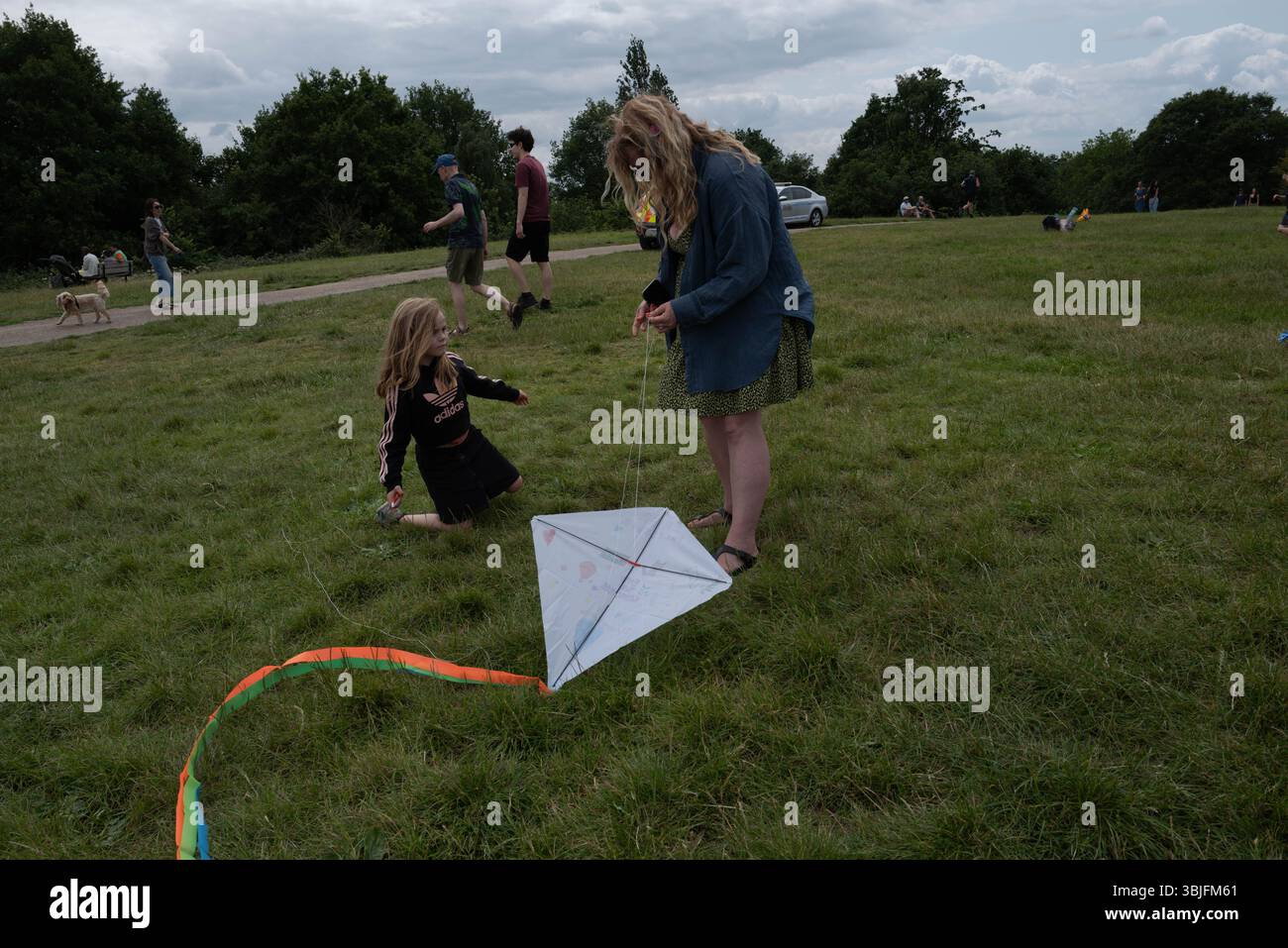 Londra, Regno Unito. 15 giugno 2025. I sostenitori della Palestina fanno volare aquiloni colorati a Parliament Hill a Londra, unendosi in un raduno di solidarietà. L'evento pacifico vede individui e famiglie lanciare aquiloni contrassegnati con simboli palestinesi per esprimere speranza, unità e sostegno emotivo ai bambini palestinesi colpiti dal conflitto. Il raduno evoca la lunga tradizione del kite-fly come simbolo di libertà e resistenza, offrendo un momento di riflessione e di espressione comuni nello spazio verde pubblico. Crediti: Joao Daniel Pereira/Alamy Live News Foto Stock