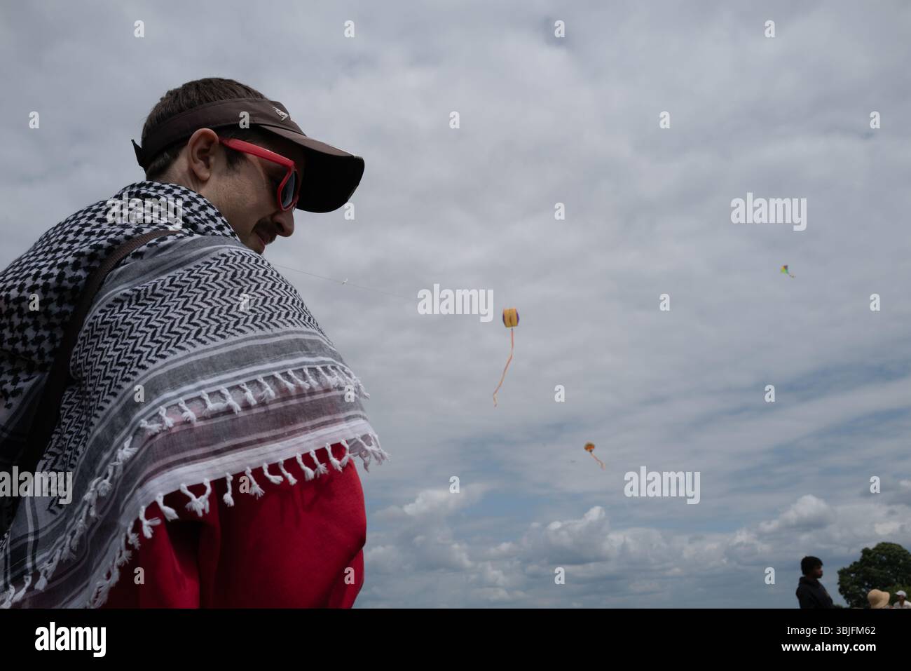 Londra, Regno Unito. 15 giugno 2025. I sostenitori della Palestina fanno volare aquiloni colorati a Parliament Hill a Londra, unendosi in un raduno di solidarietà. L'evento pacifico vede individui e famiglie lanciare aquiloni contrassegnati con simboli palestinesi per esprimere speranza, unità e sostegno emotivo ai bambini palestinesi colpiti dal conflitto. Il raduno evoca la lunga tradizione del kite-fly come simbolo di libertà e resistenza, offrendo un momento di riflessione e di espressione comuni nello spazio verde pubblico. Crediti: Joao Daniel Pereira/Alamy Live News Foto Stock