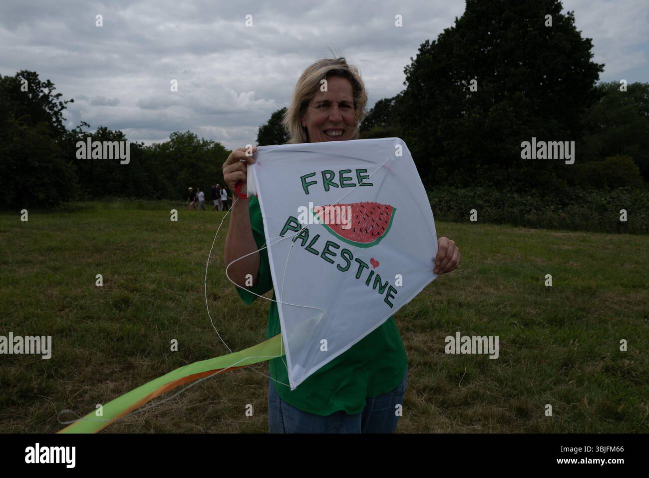 Londra, Regno Unito. 15 giugno 2025. I sostenitori della Palestina fanno volare aquiloni colorati a Parliament Hill a Londra, unendosi in un raduno di solidarietà. L'evento pacifico vede individui e famiglie lanciare aquiloni contrassegnati con simboli palestinesi per esprimere speranza, unità e sostegno emotivo ai bambini palestinesi colpiti dal conflitto. Il raduno evoca la lunga tradizione del kite-fly come simbolo di libertà e resistenza, offrendo un momento di riflessione e di espressione comuni nello spazio verde pubblico. Crediti: Joao Daniel Pereira/Alamy Live News Foto Stock