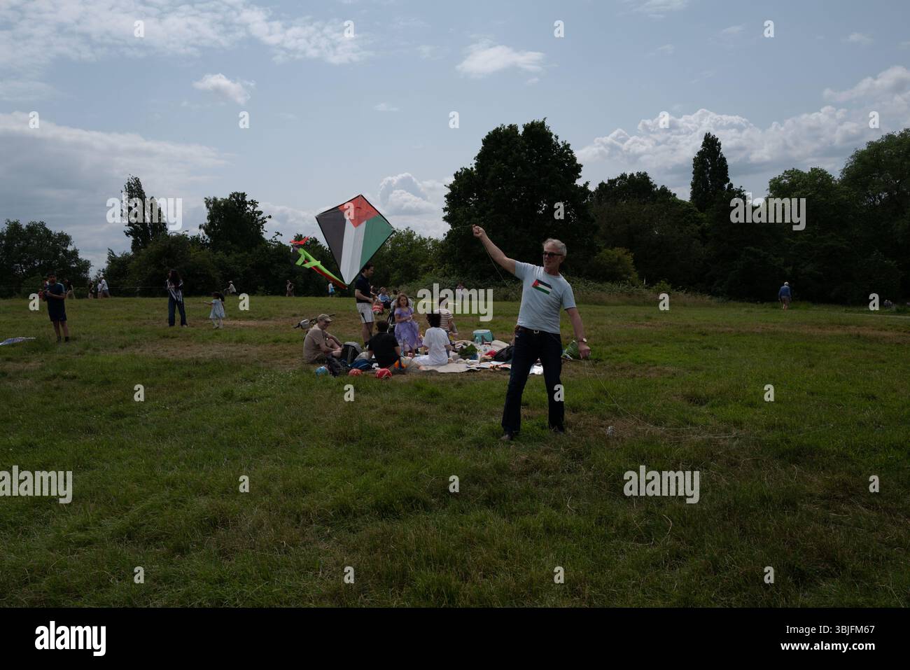 Londra, Regno Unito. 15 giugno 2025. I sostenitori della Palestina fanno volare aquiloni colorati a Parliament Hill a Londra, unendosi in un raduno di solidarietà. L'evento pacifico vede individui e famiglie lanciare aquiloni contrassegnati con simboli palestinesi per esprimere speranza, unità e sostegno emotivo ai bambini palestinesi colpiti dal conflitto. Il raduno evoca la lunga tradizione del kite-fly come simbolo di libertà e resistenza, offrendo un momento di riflessione e di espressione comuni nello spazio verde pubblico. Crediti: Joao Daniel Pereira/Alamy Live News Foto Stock