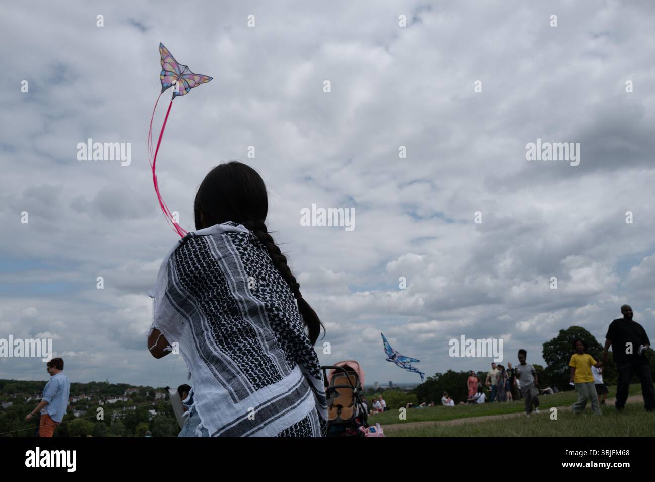 Londra, Regno Unito. 15 giugno 2025. I sostenitori della Palestina fanno volare aquiloni colorati a Parliament Hill a Londra, unendosi in un raduno di solidarietà. L'evento pacifico vede individui e famiglie lanciare aquiloni contrassegnati con simboli palestinesi per esprimere speranza, unità e sostegno emotivo ai bambini palestinesi colpiti dal conflitto. Il raduno evoca la lunga tradizione del kite-fly come simbolo di libertà e resistenza, offrendo un momento di riflessione e di espressione comuni nello spazio verde pubblico. Crediti: Joao Daniel Pereira/Alamy Live News Foto Stock