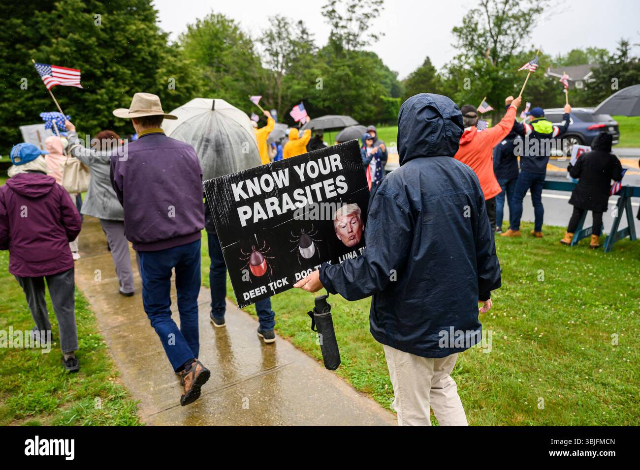 Partecipanti a una protesta del "No Kings" Day tenutasi di fronte all'East Hampton Town Hall a East Hampton, il 14 giugno 2025. La protesta faceva parte di una giornata nazionale di azione contro il presidente Donald Trump e le sue politiche. Gordon M. Grant/Alamy Foto Stock