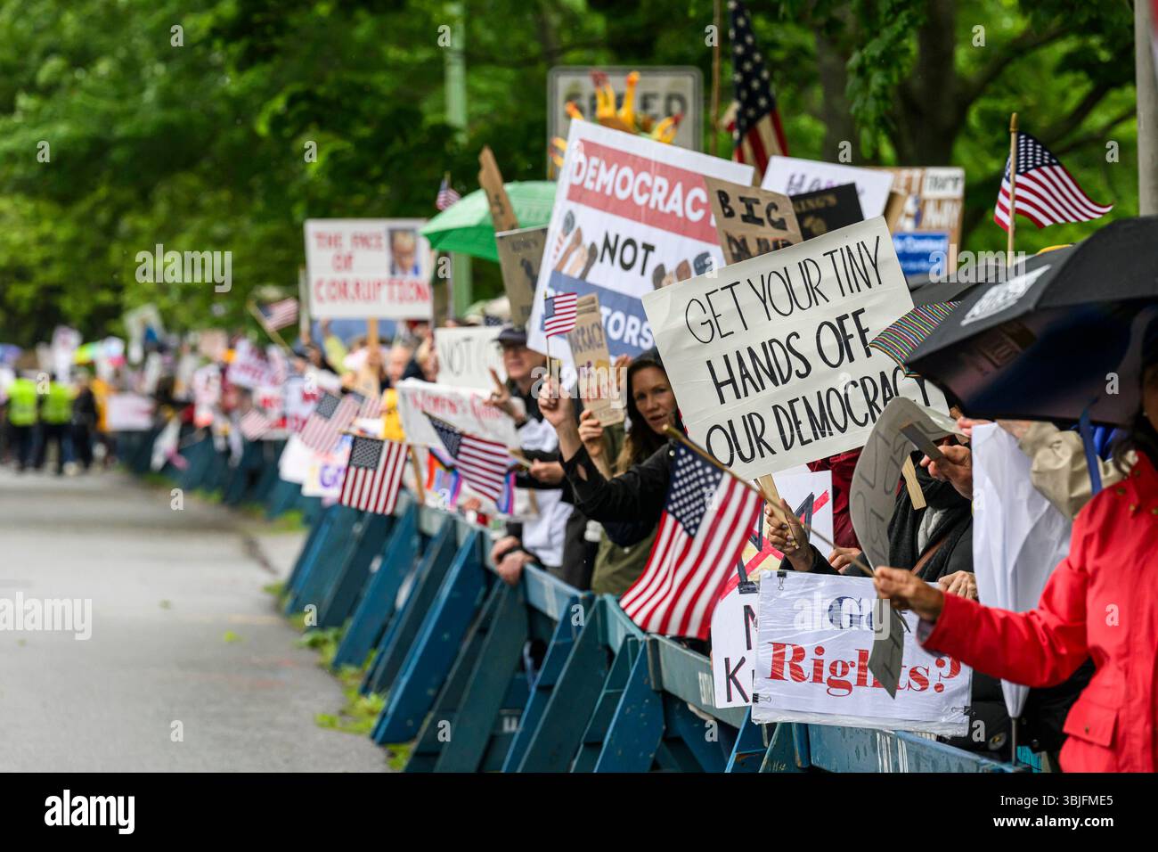Partecipanti a una protesta del "No Kings" Day tenutasi di fronte all'East Hampton Town Hall a East Hampton, il 14 giugno 2025. La protesta faceva parte di una giornata nazionale di azione contro il presidente Donald Trump e le sue politiche. Gordon M. Grant/Alamy Foto Stock