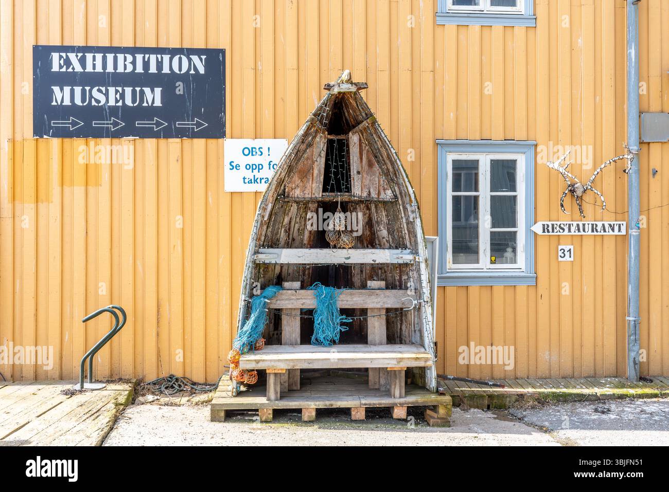 Parte di una vecchia barca in legno sul lato del ristorante e museo Full Steam a Tromso, che mostra la cultura Sea Sami Foto Stock