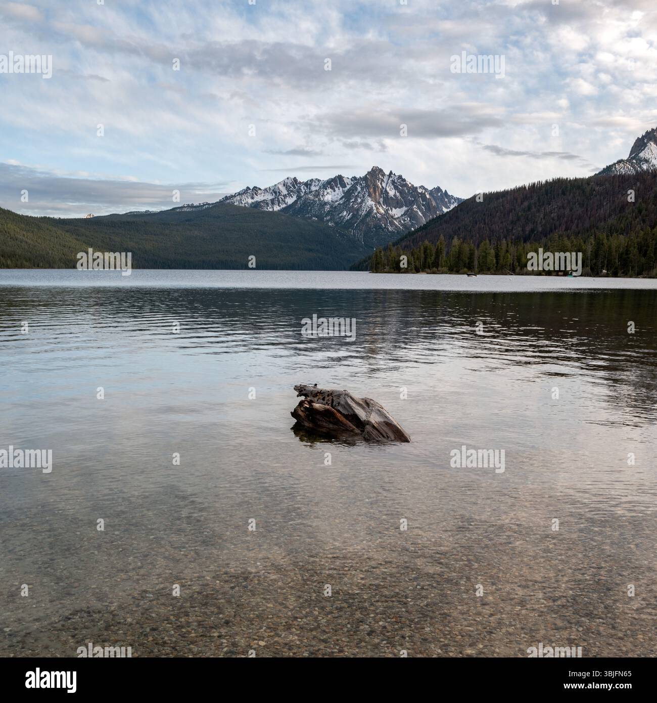 Lago naturale di montagna la sera Foto Stock