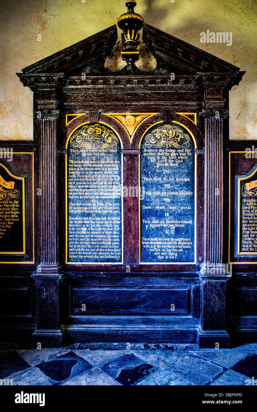Holy Trinity Bothenhampton: Il capolavoro di Edward Prior nella prima architettura inglese. Interno della chiesa che mostra l'altare e i dieci Comandamenti Foto Stock