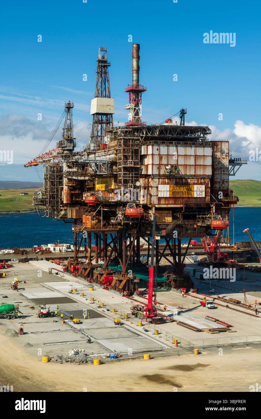 Ninian North platform topside arriva alla base di Dales Voe, Shetland, per la disattivazione come parte della rimozione delle infrastrutture petrolifere del Mare del Nord. Foto Stock
