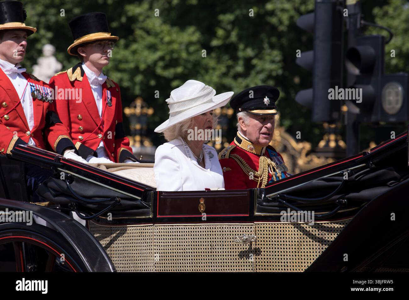 Il re Carlo III e la regina Camilla fanno un giro in carrozza aperta Trooping the Colour Color The Mall Westminster Londra 2025 Foto Stock