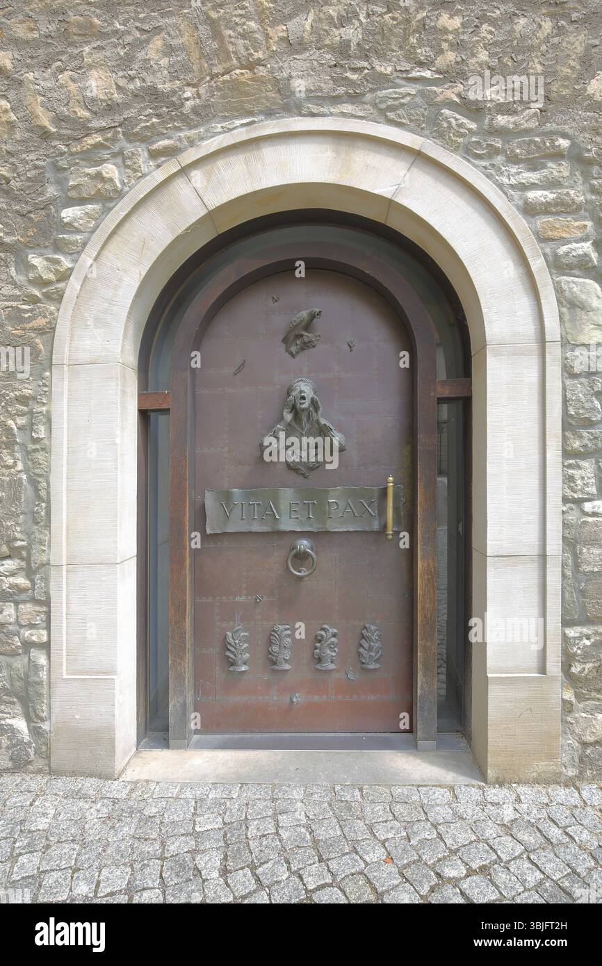 Porta con accessori e ingresso alla cattedrale, porta d'ingresso con decorazioni e anello battente porta, battente porta, iscrizione, figura, testa, Mersebur Foto Stock