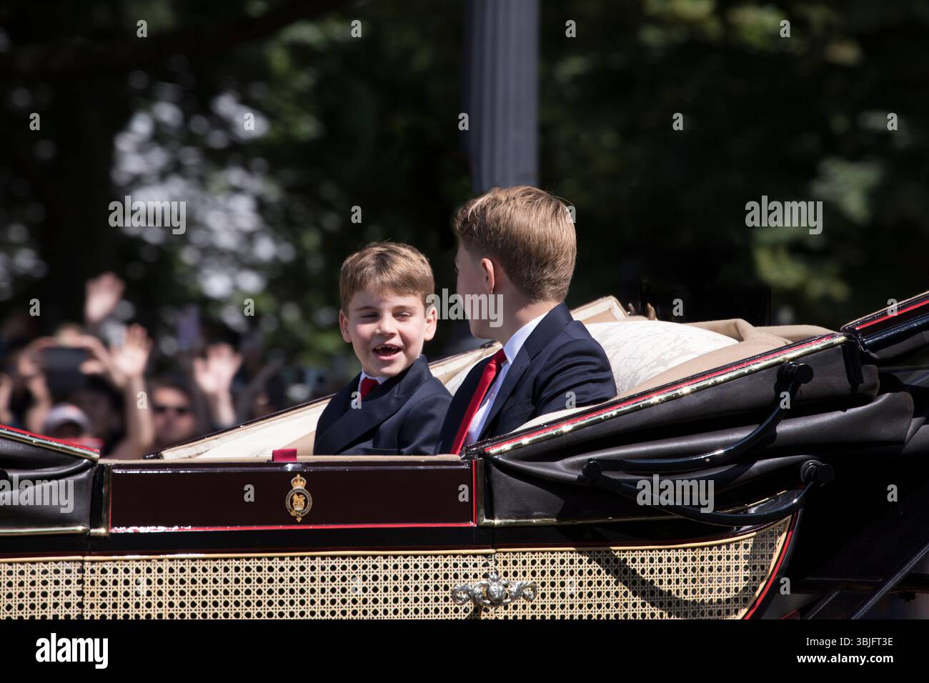 Prince George e Prince Louis viaggiano in carrozza aperta Trooping the Colour Color The Mall Westminster Londra 2025 Foto Stock