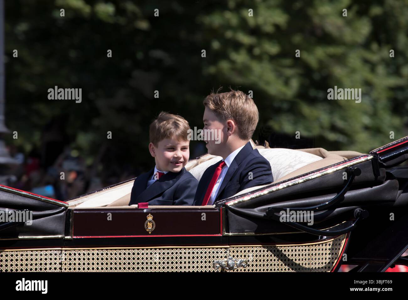Prince George e Prince Louis viaggiano in carrozza aperta Trooping the Colour Color The Mall Westminster Londra 2025 Foto Stock