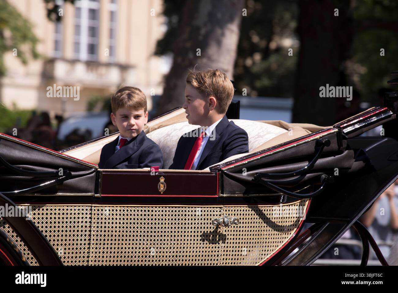 Prince George e Prince Louis viaggiano in carrozza aperta Trooping the Colour Color The Mall Westminster Londra 2025 Foto Stock