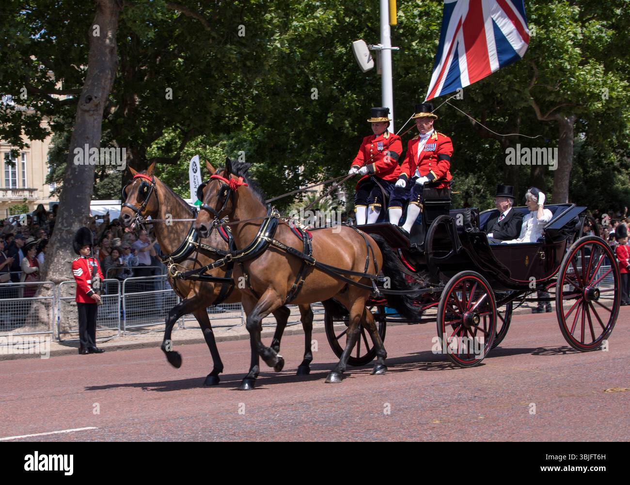 Il Duca e la Duchessa di Glouster viaggiano in carrozza aperta Trooping the Colour Color The Mall Westminster Londra 2025 Foto Stock