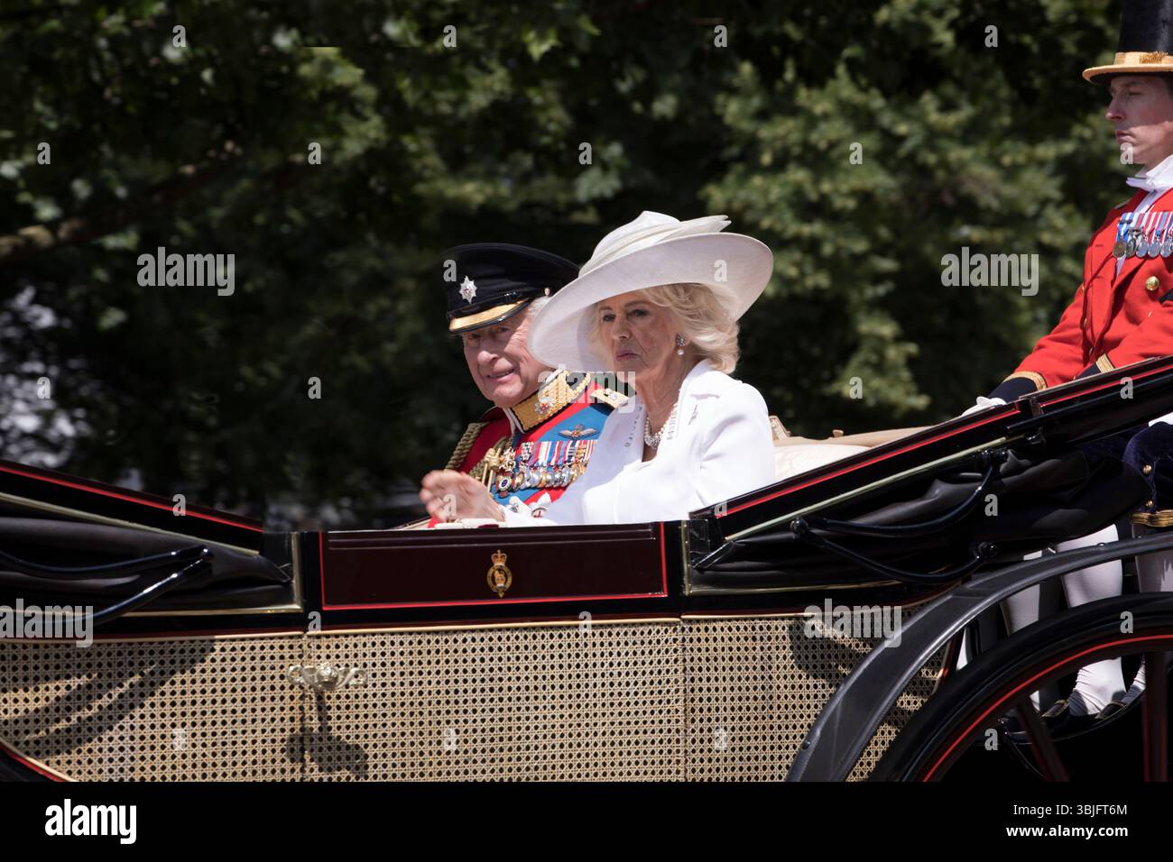 Il re Carlo III e la regina Camilla fanno un giro in carrozza aperta Trooping the Colour Color The Mall Westminster Londra 2025 Foto Stock