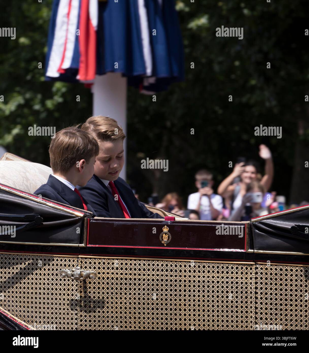 Prince George Prince Louis giro in carrozza aperta Trooping the Colour Color The Mall Westminster Londra 2025 Foto Stock