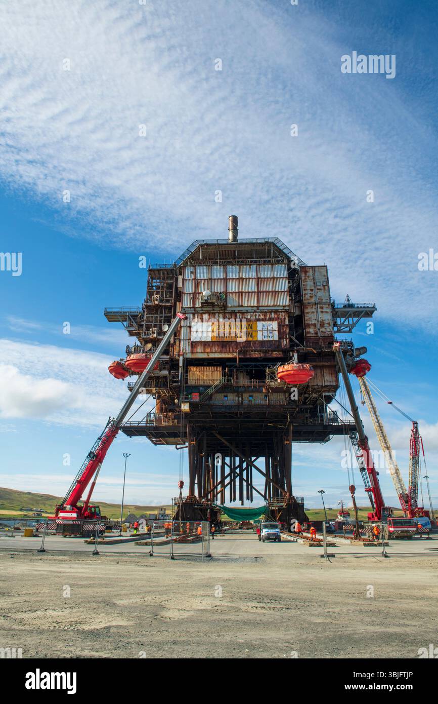 Ninian North platform topside arriva alla base di Dales Voe, Shetland, per la disattivazione come parte della rimozione delle infrastrutture petrolifere del Mare del Nord. Foto Stock