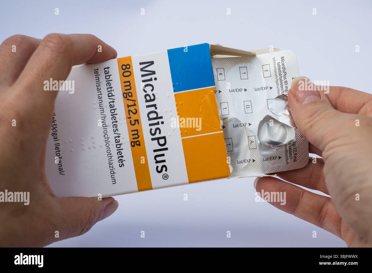 Tallinn, Estonia - 15 giugno 2025: Compresse Micardis Plus di Boehringer Ingelheim per il trattamento della pressione alta. Foto Stock