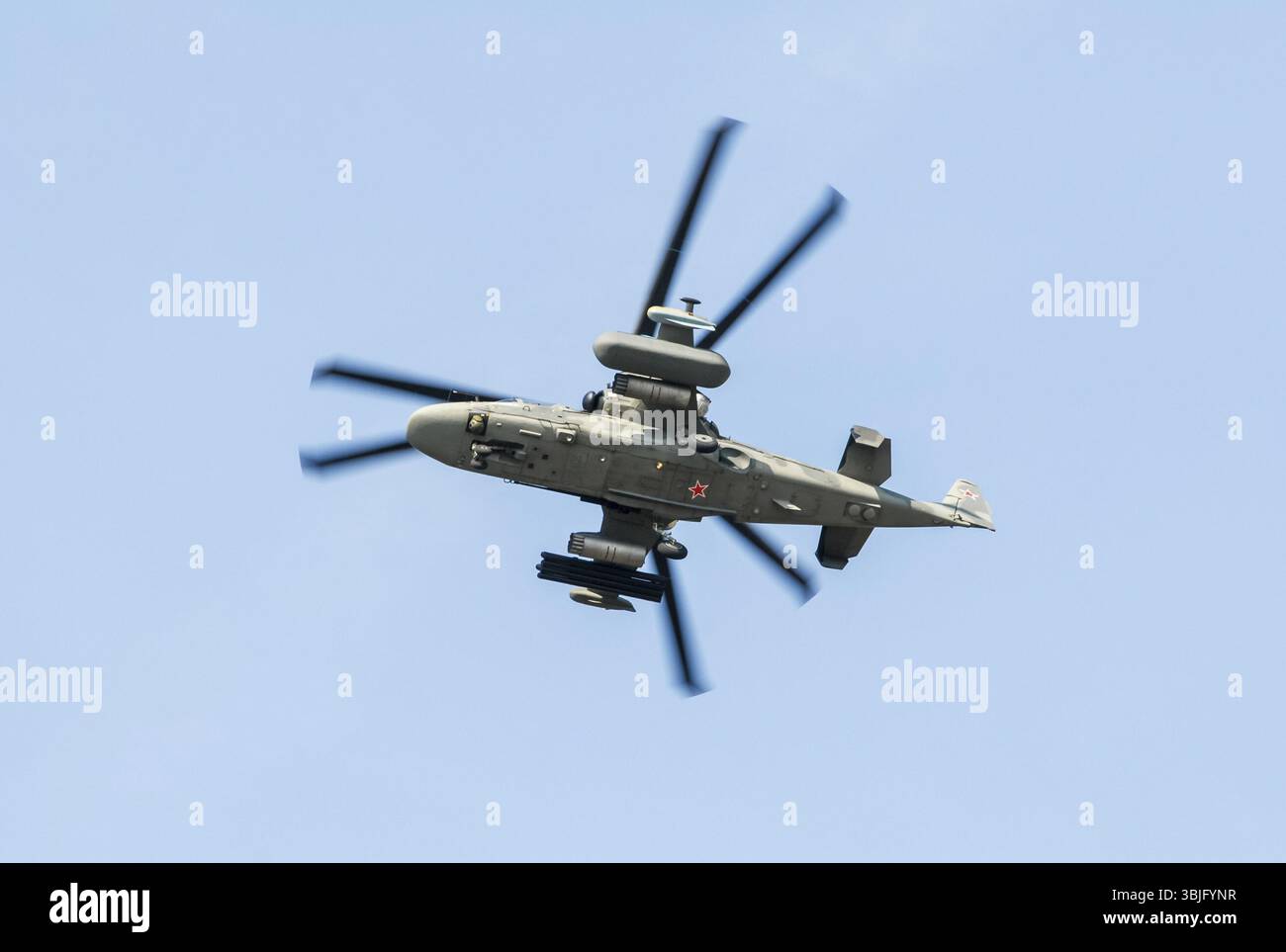 Mosca, Russia - 23 febbraio 2012: Elicottero da combattimento russo in una mostra aerea a Mosca Foto Stock