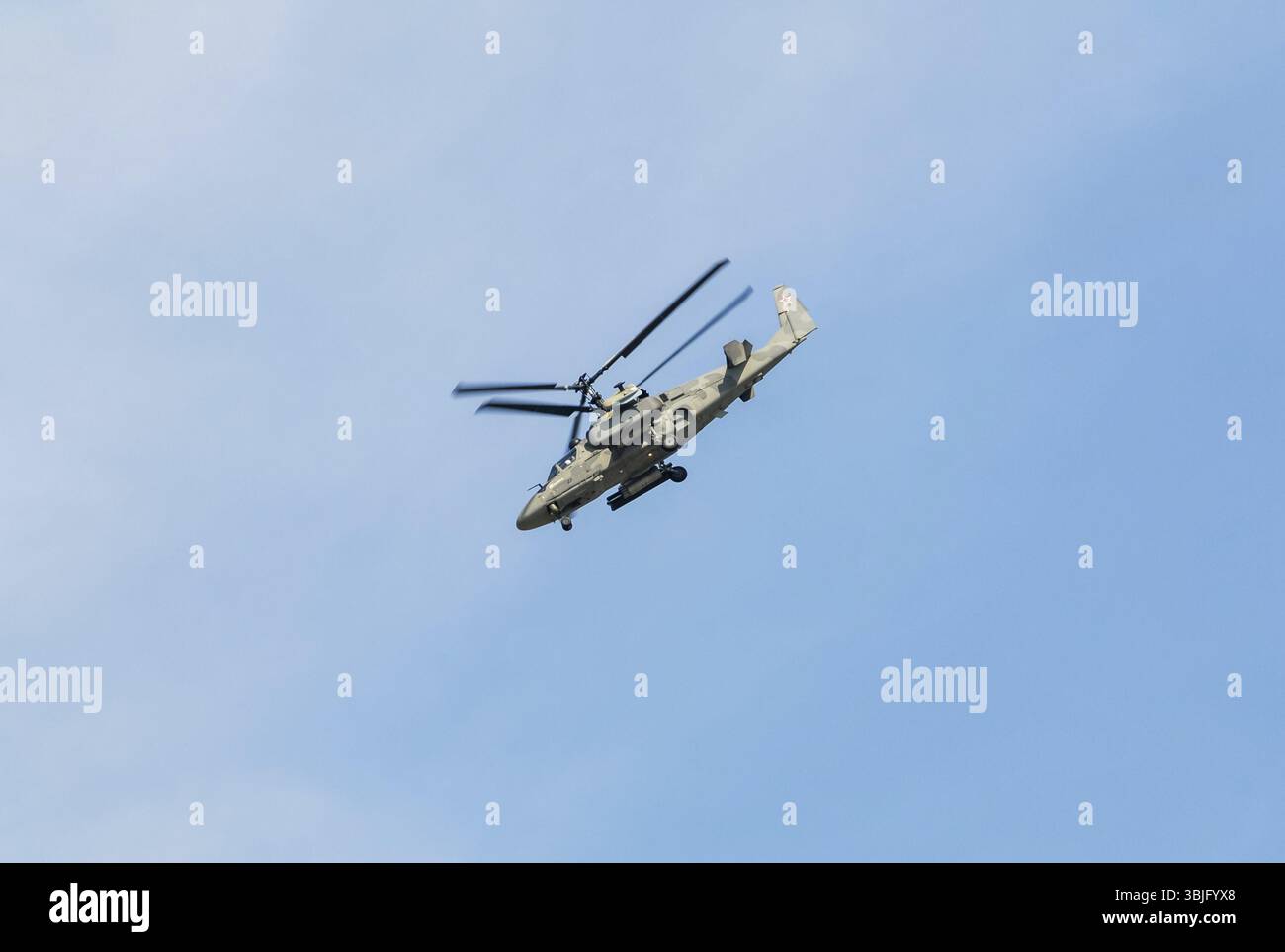 Mosca, Russia - 23 febbraio 2012: Elicottero da combattimento russo in una mostra aerea a Mosca Foto Stock