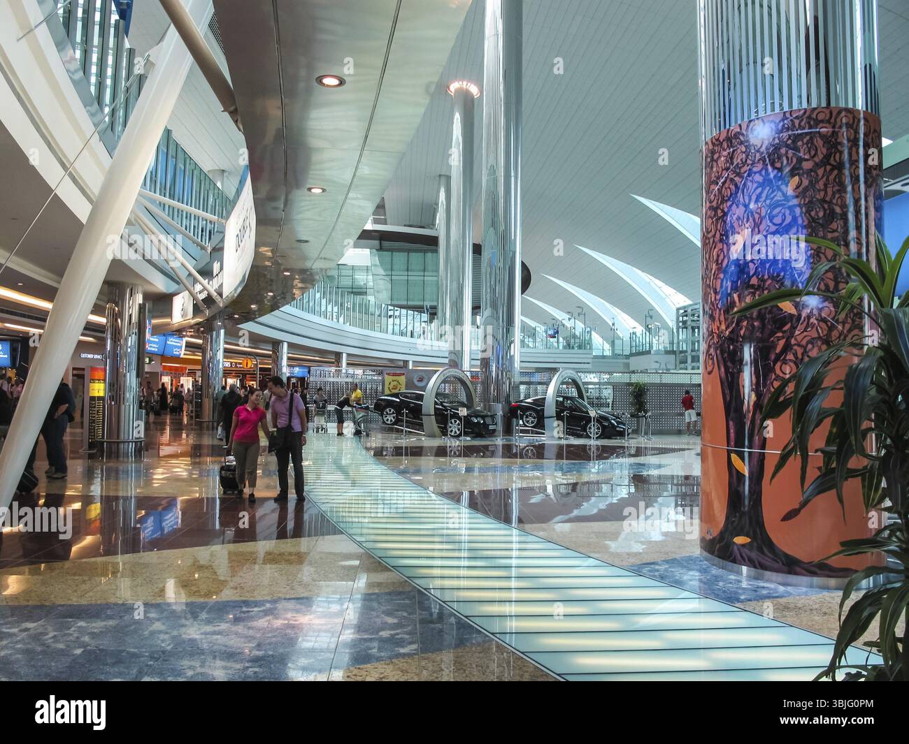Aeroporto di Dubai, Emirati Arabi Uniti - 11 giugno 2010: Aeroporto passeggeri di Dubai negli Emirati Arabi Uniti, interno dell'aeroporto Foto Stock