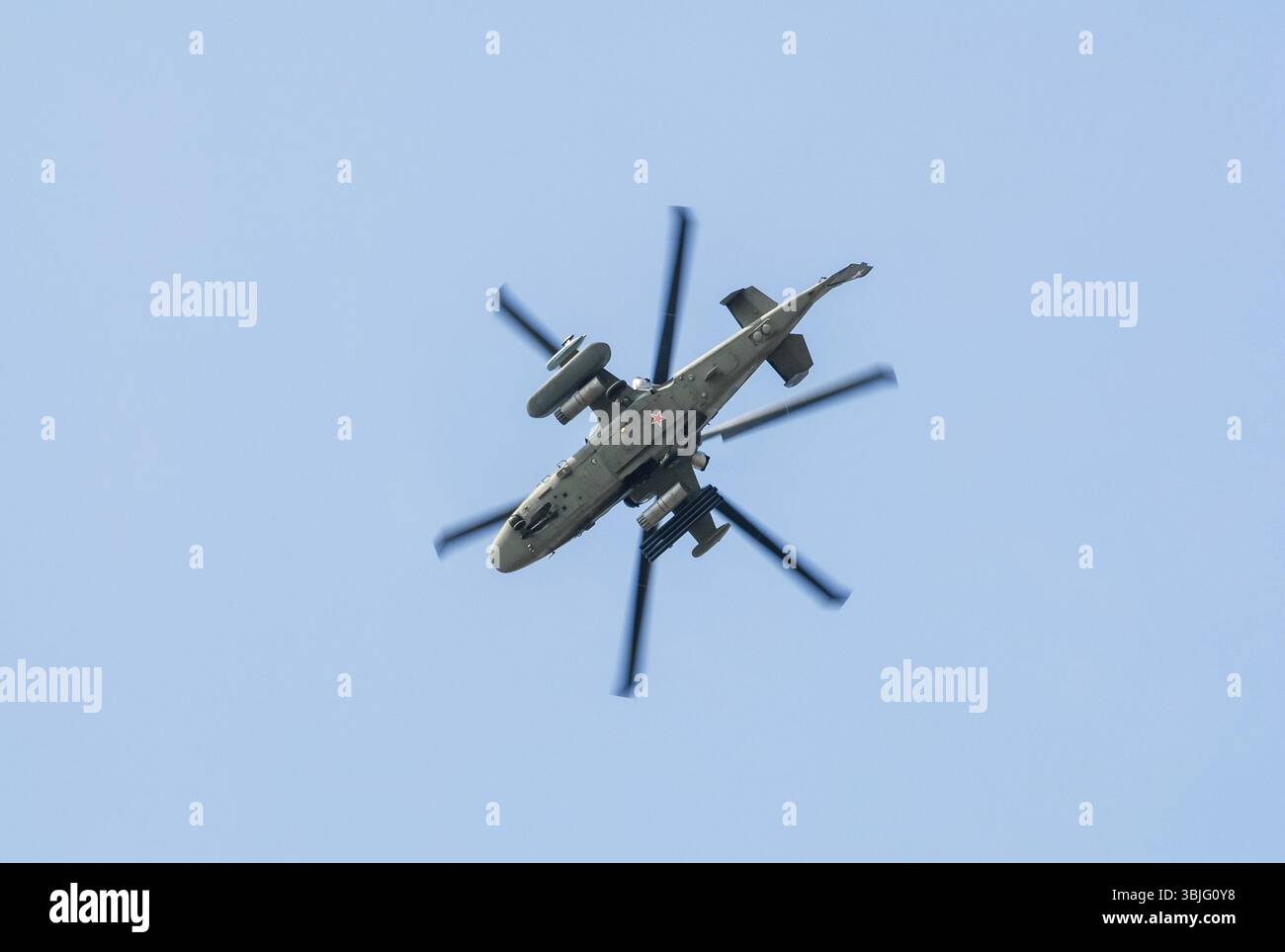 Mosca, Russia - 23 febbraio 2012: Elicottero da combattimento russo in una mostra aerea a Mosca Foto Stock