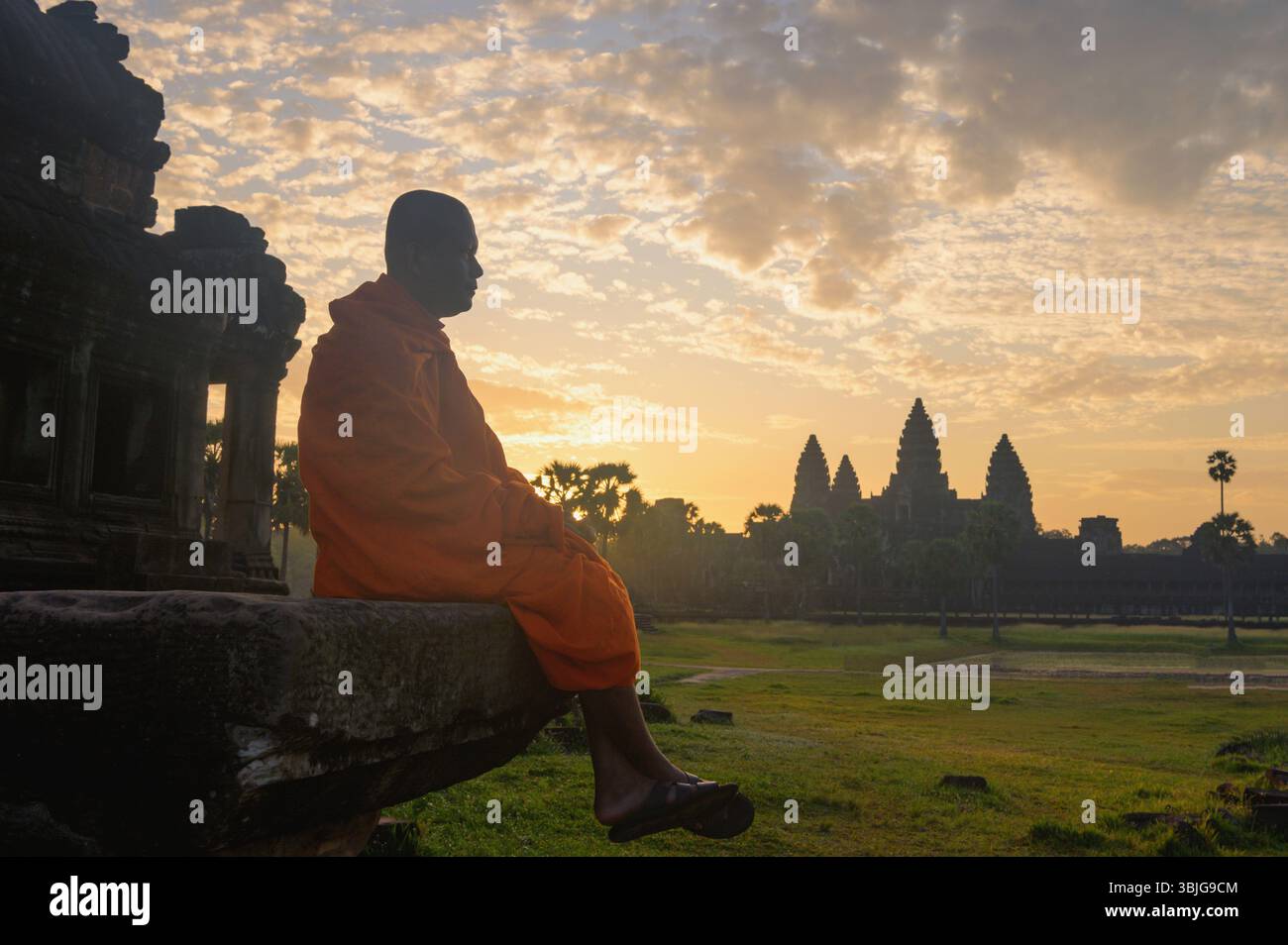 Vista ravvicinata di un monaco seduto su un tempio, Angkor Wat, Cambogia Foto Stock