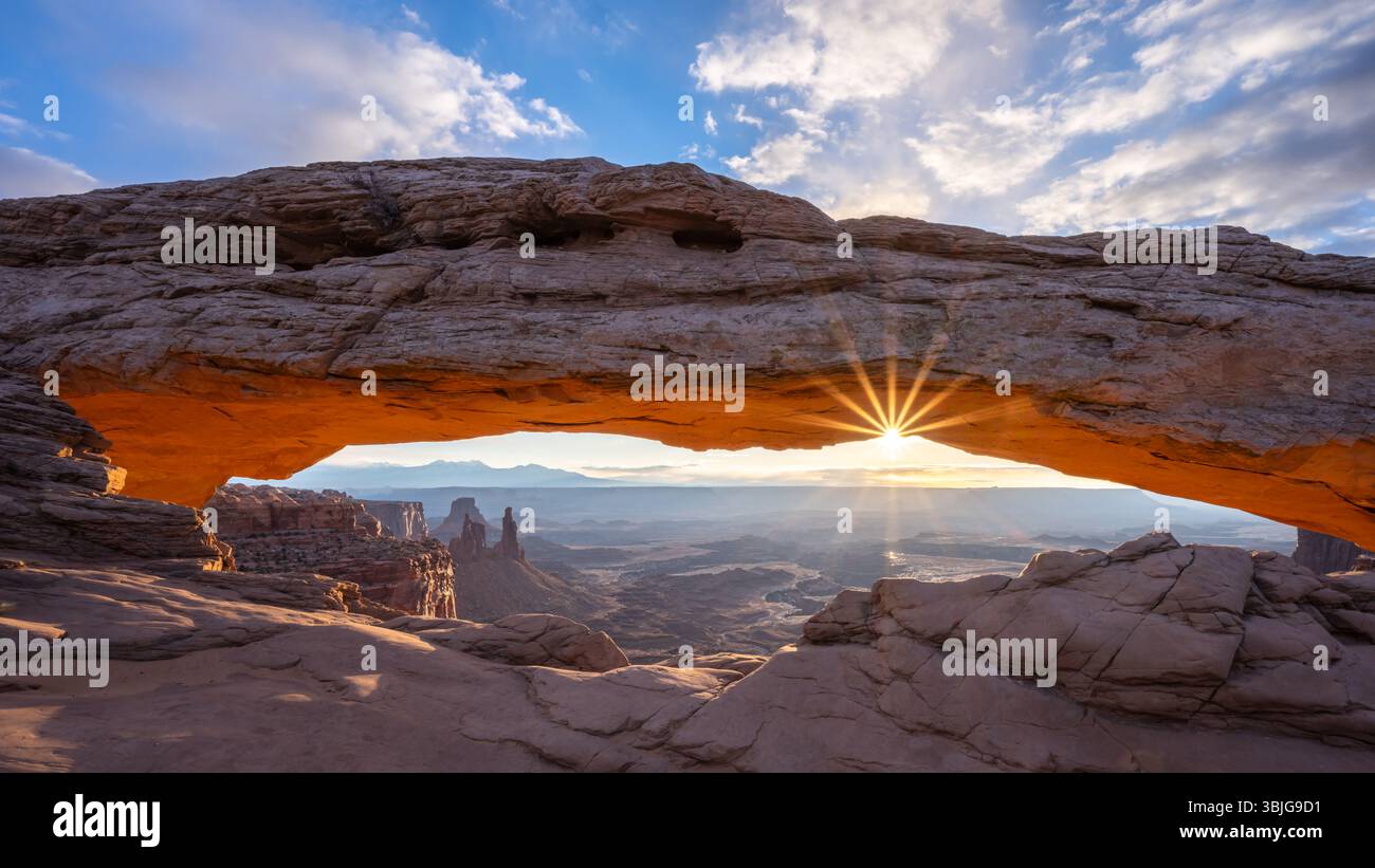 Sunburst dietro Mesa Arch a Sunrise, Canyonlands National Park, Utah, USA Foto Stock